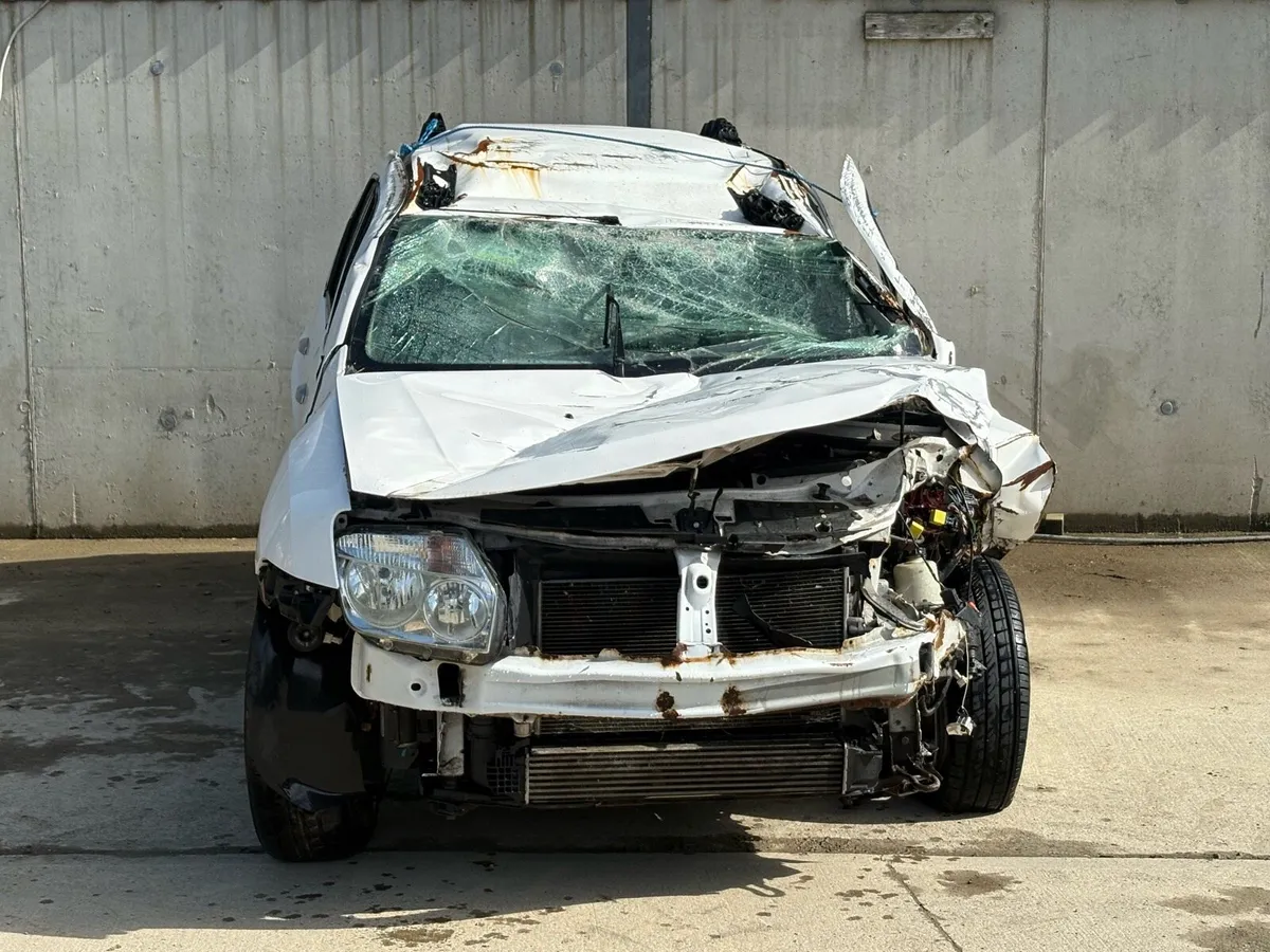 2014 Dacia duster for parts - Image 1
