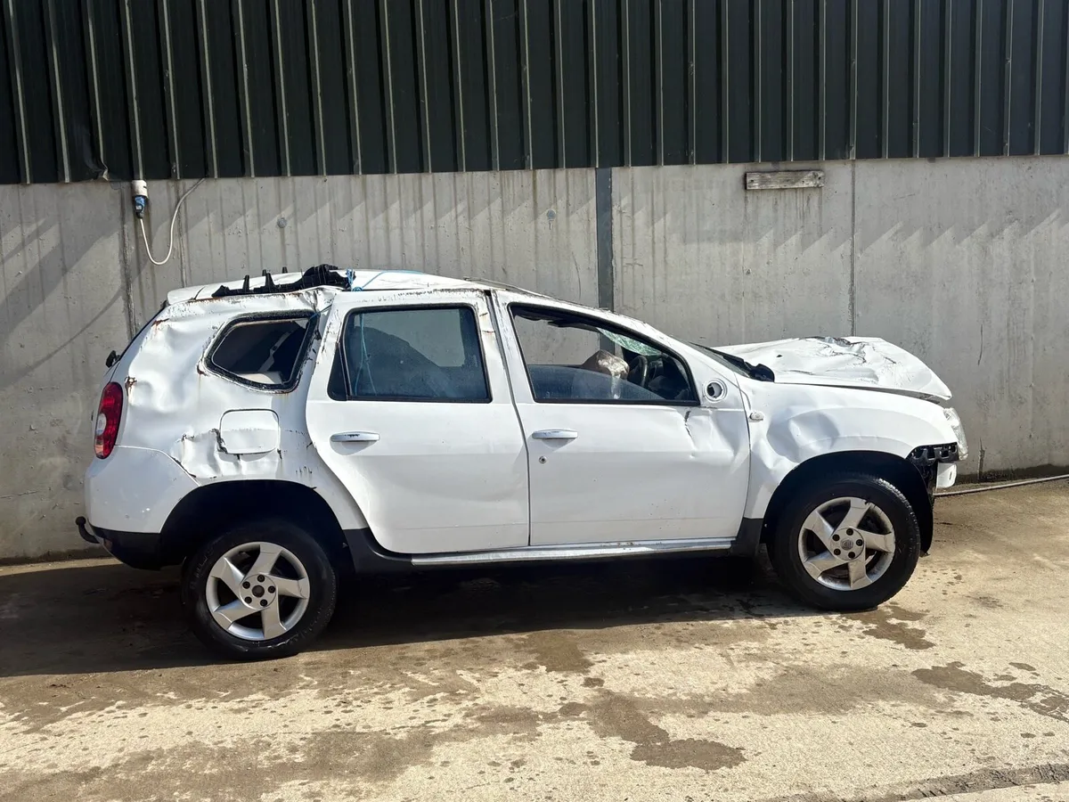2014 Dacia duster for parts - Image 2
