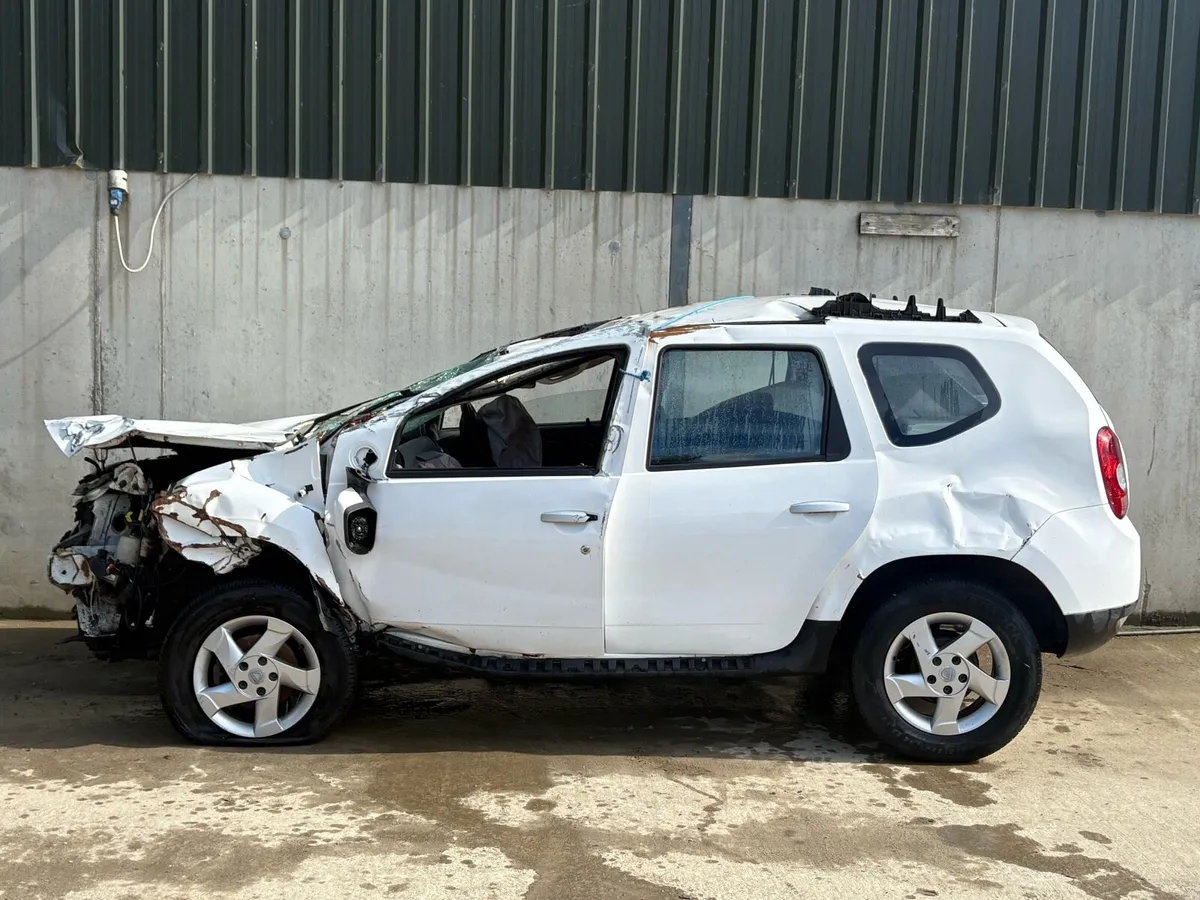 2014 Dacia duster for parts - Image 3