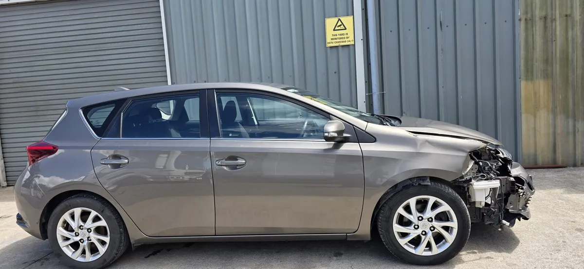 181 TOYOTA AURIS DIESEL LUNA - Image 4