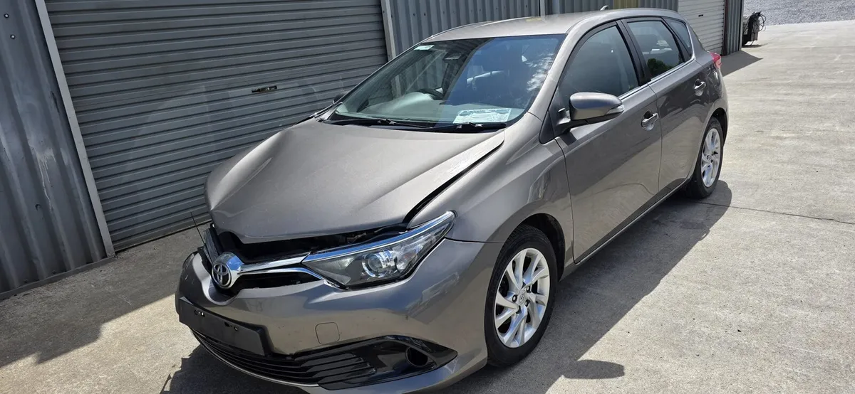 181 TOYOTA AURIS DIESEL LUNA - Image 1