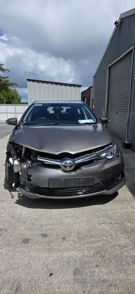 181 TOYOTA AURIS DIESEL LUNA - Image 2