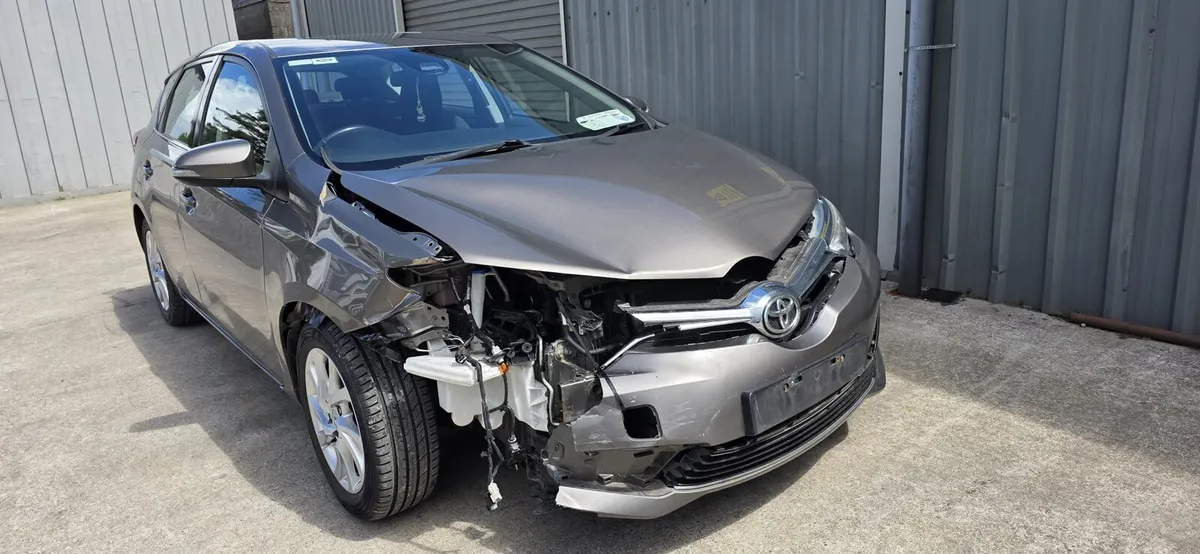 181 TOYOTA AURIS DIESEL LUNA - Image 3