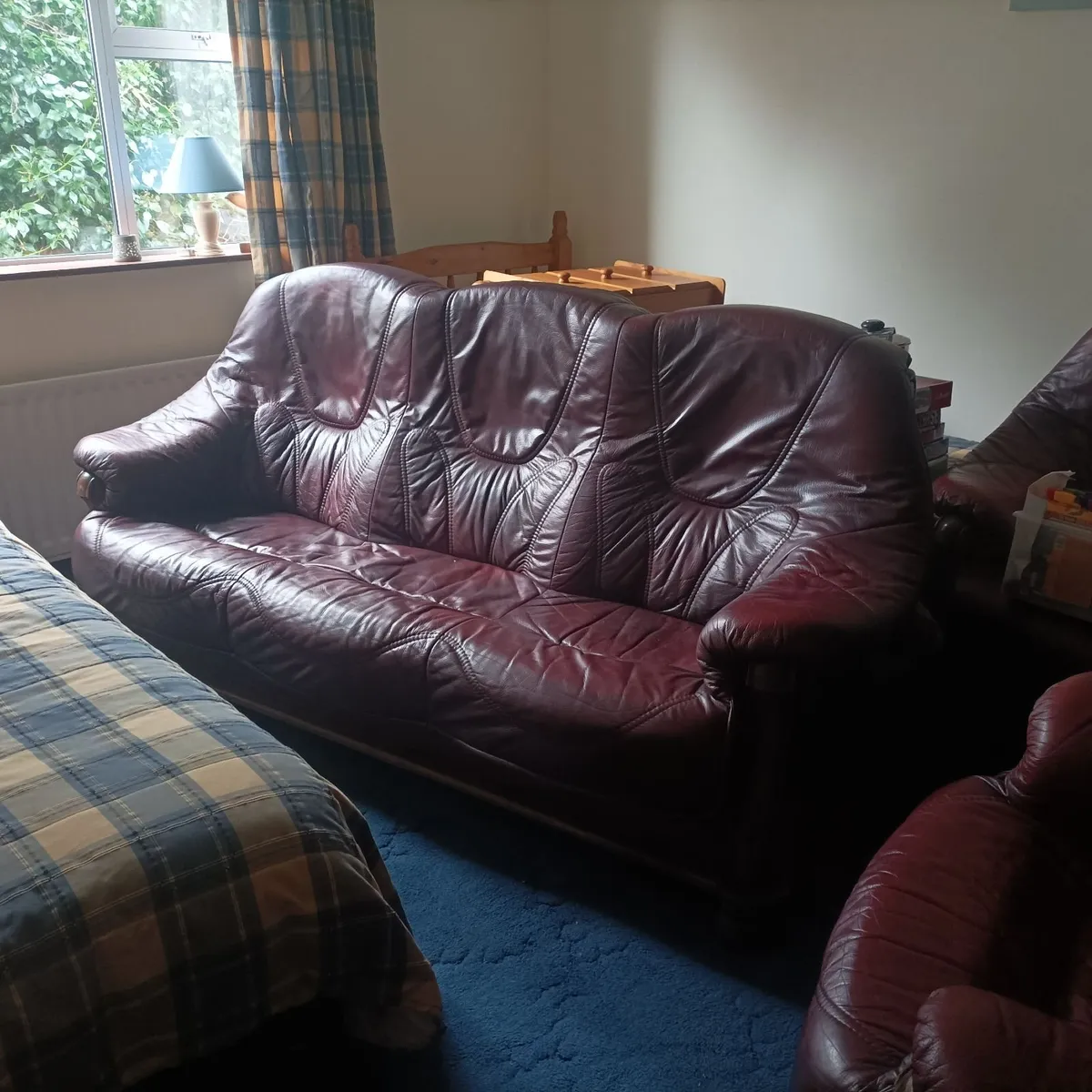 Suite of furniture - Image 1