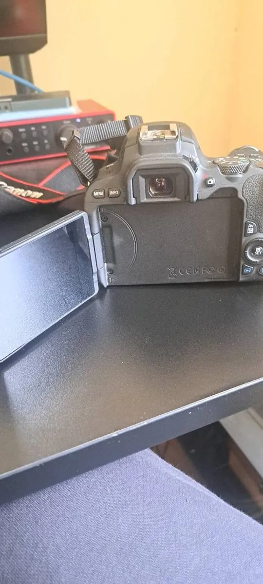 Canon 200d with lens 18-55 and 16gb SandDisk - Image 3