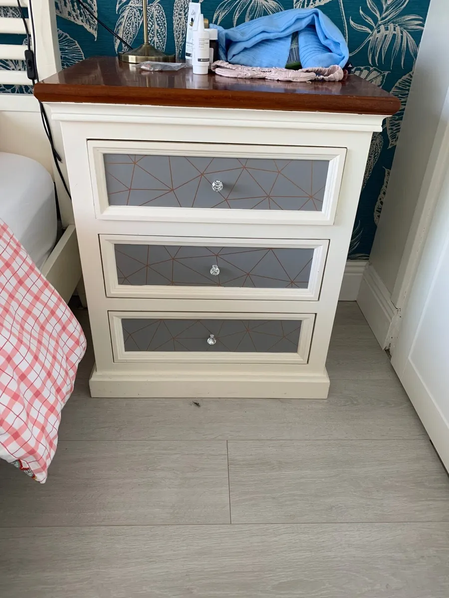 Bedroom furniture - Image 1