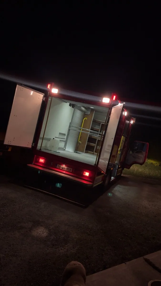 🔥ONLY 8,000 miles🔥 Hino 7.5T truck - Image 4