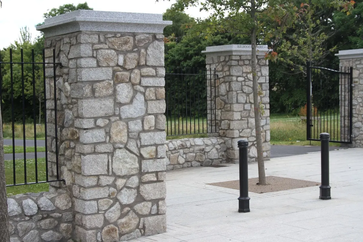 Granite wall building - Image 1
