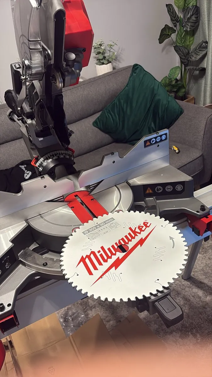 Milwaukee Mitre saw and stand - Image 4