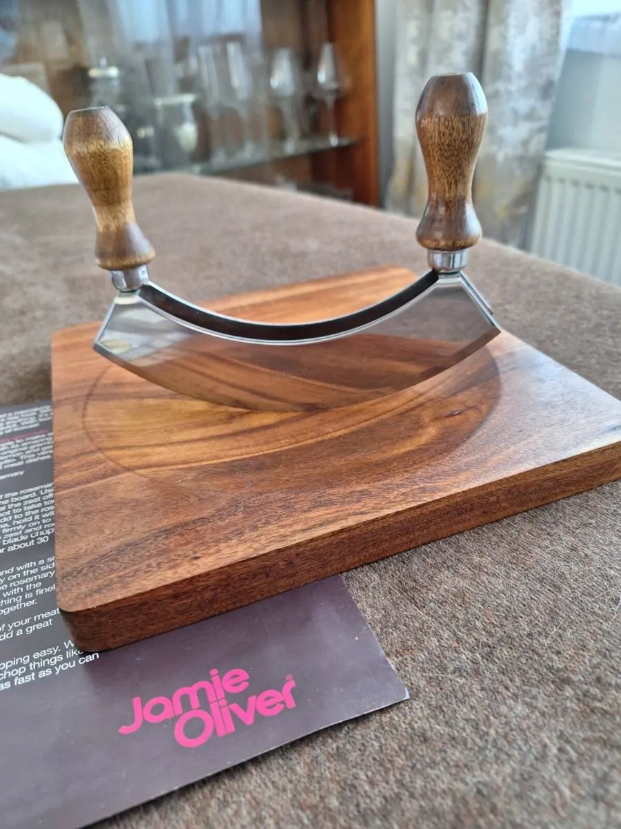 Jamie Oliver Mezzaluna and Acacia Wood Board - Image 1