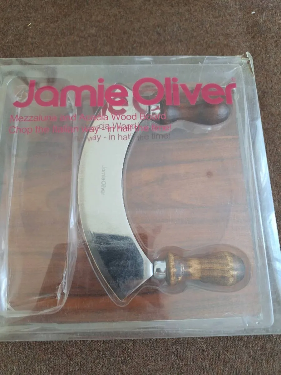 Jamie Oliver Mezzaluna and Acacia Wood Board - Image 2