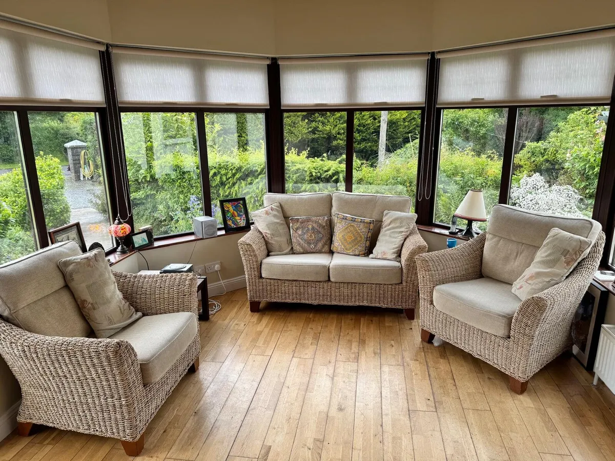 Wicker Sofa and matching chairs - Image 1