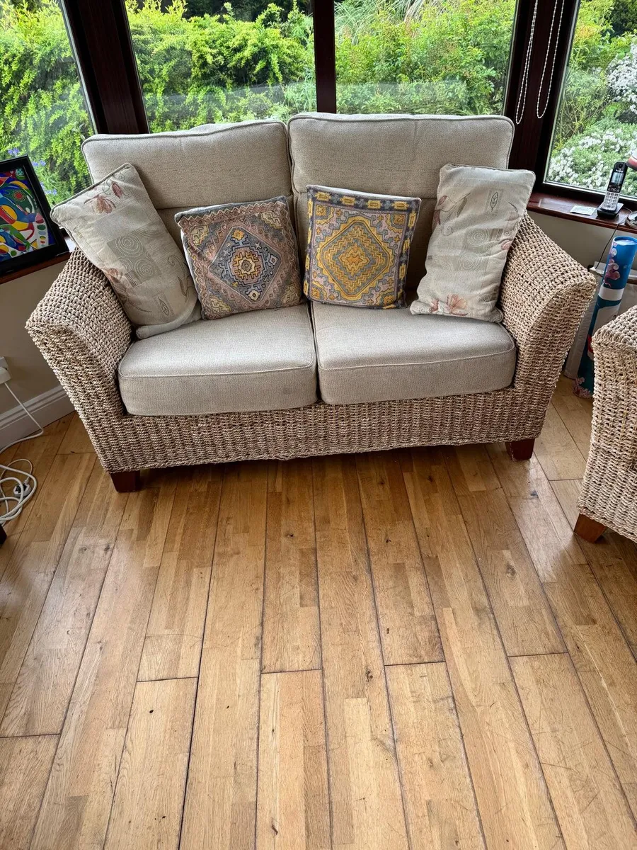 Wicker Sofa and matching chairs - Image 2
