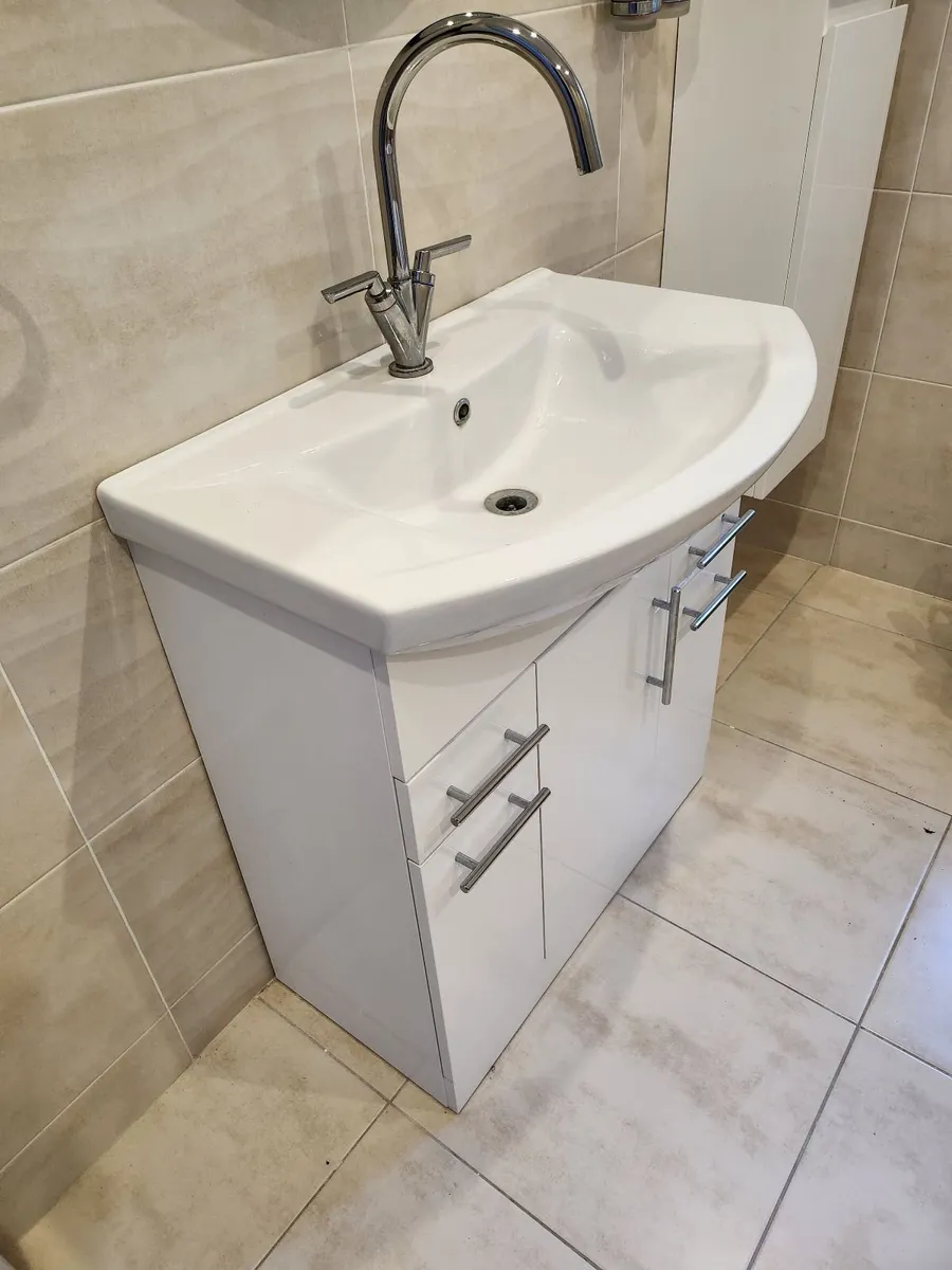 Bathroom sink - Image 1