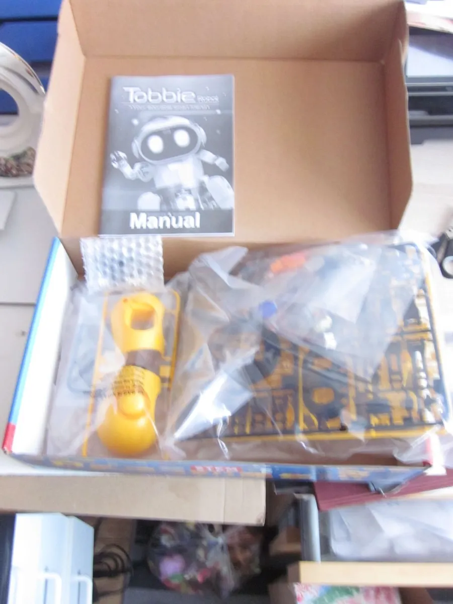 New Tobbie the Robot, Construct - Image 3