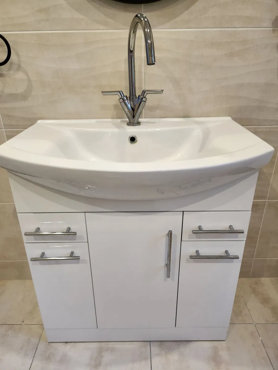 Bathroom sink - Image 2