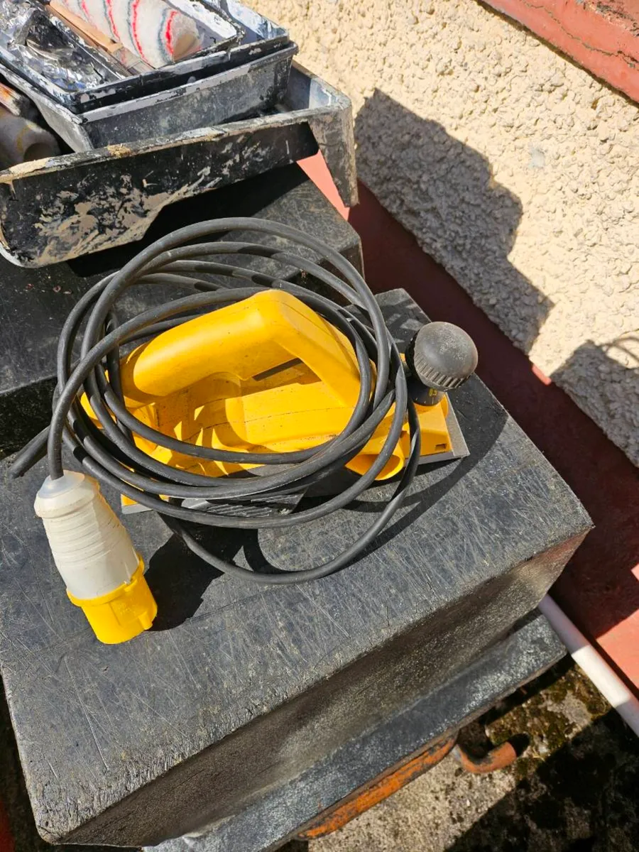 Dewalt 677L-xw 1.5 mm planer - Image 1