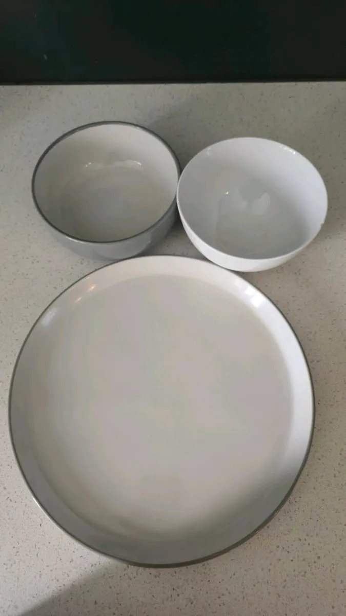 Cooking pots frying pans & plates - Image 2