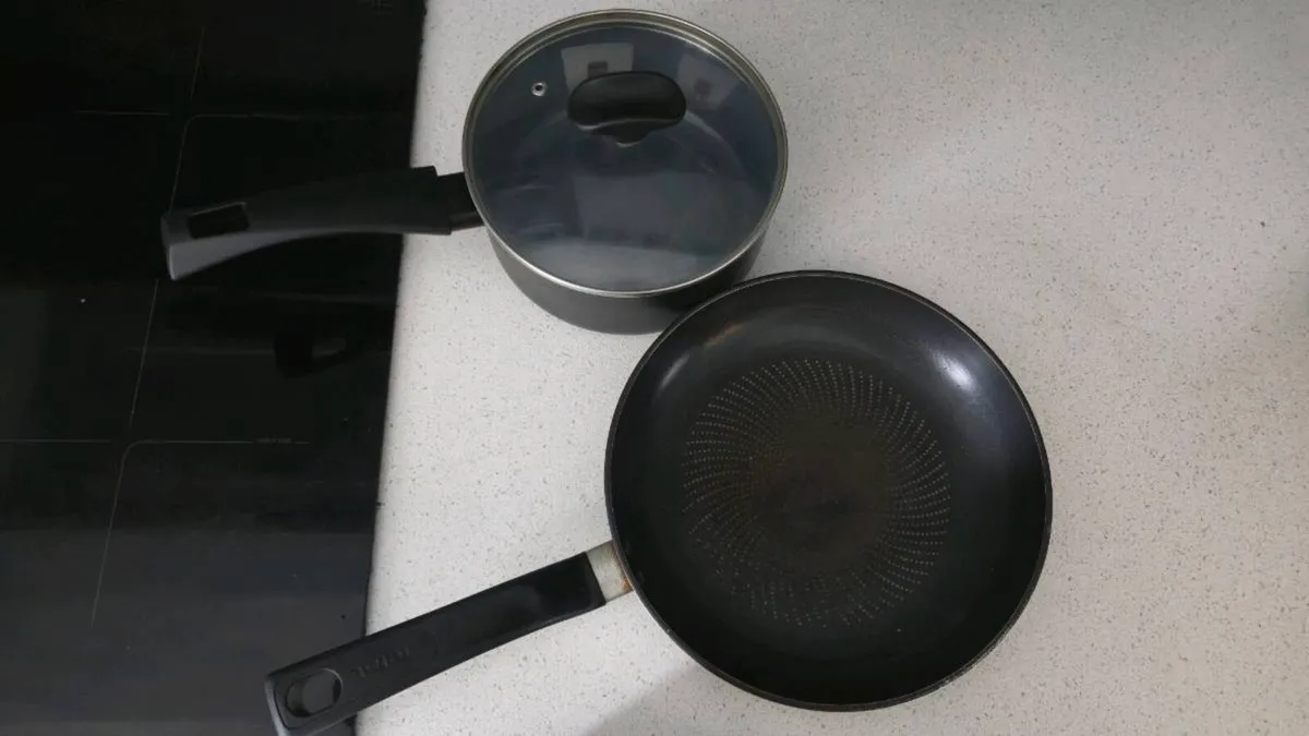Cooking pots frying pans & plates - Image 1