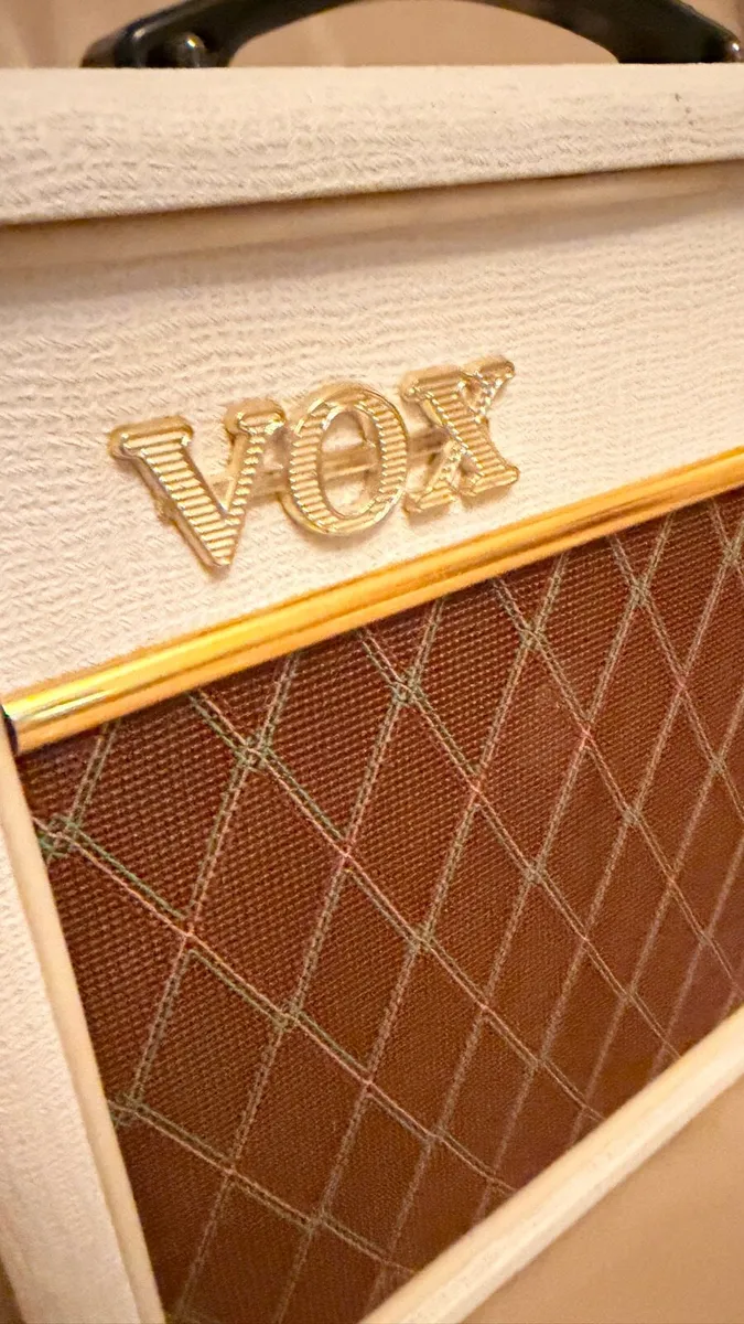 Lefthanded Stratocaster guitar & Vox Brian May amp - Image 4