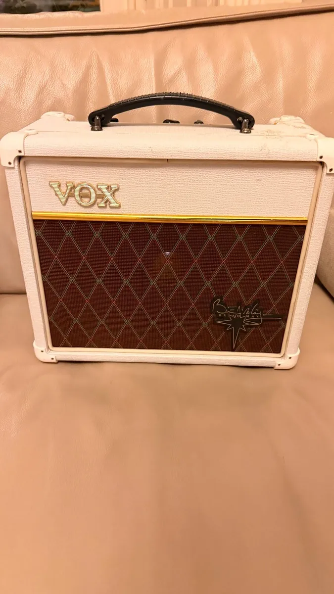Lefthanded Stratocaster guitar & Vox Brian May amp - Image 2