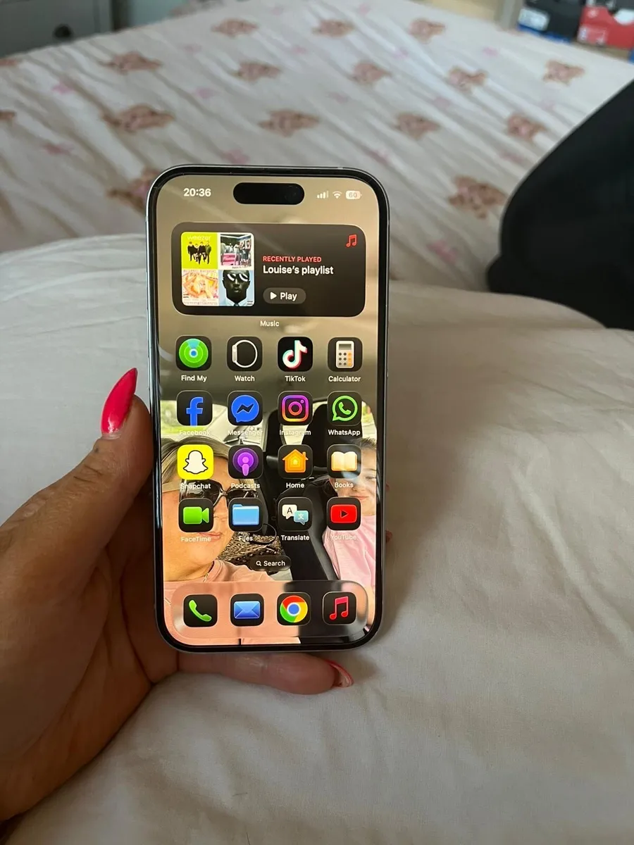 iPhone 15 - Image 1