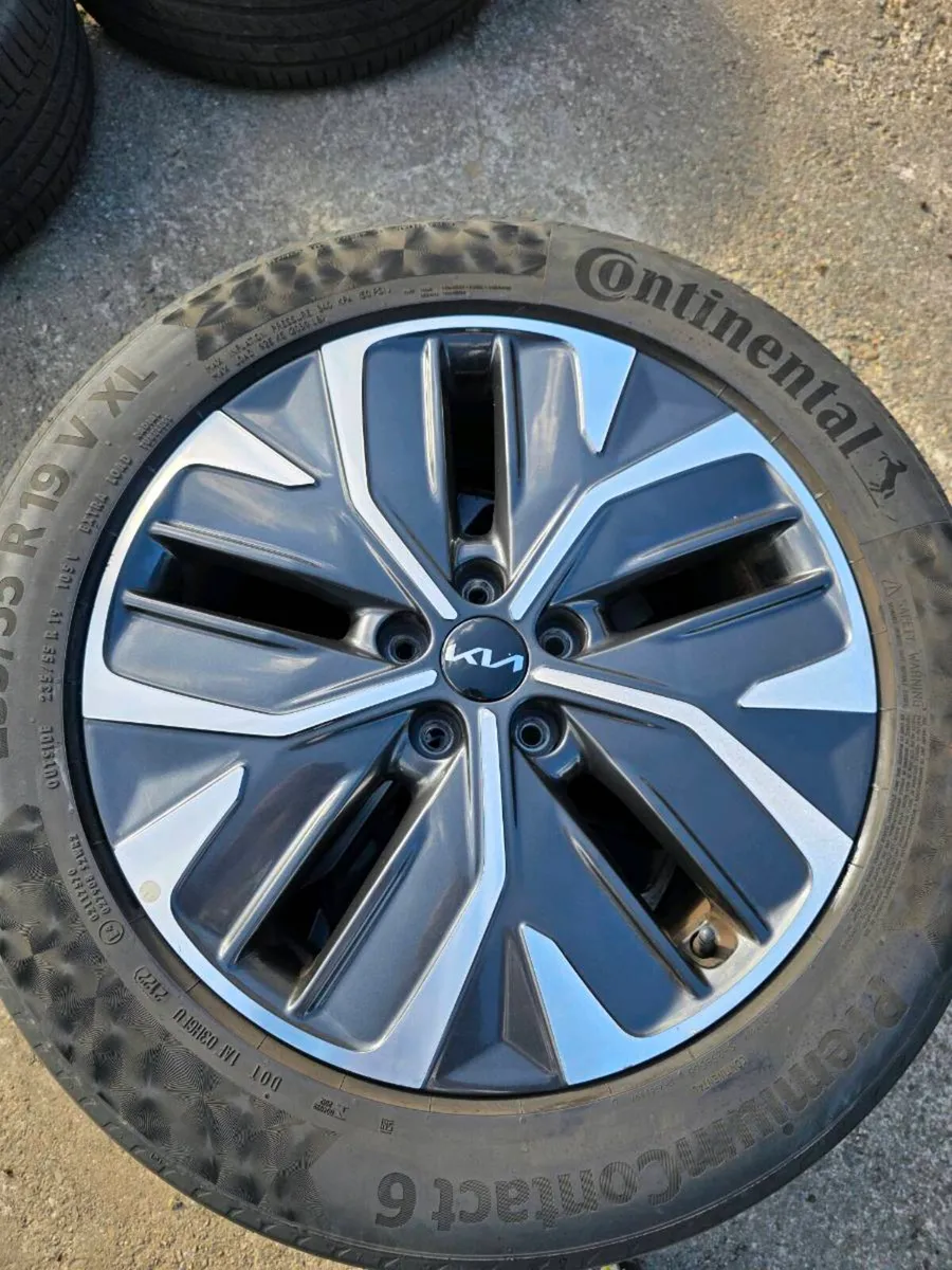 Kia EV6 19" Alloys & Continental Tires - Image 4