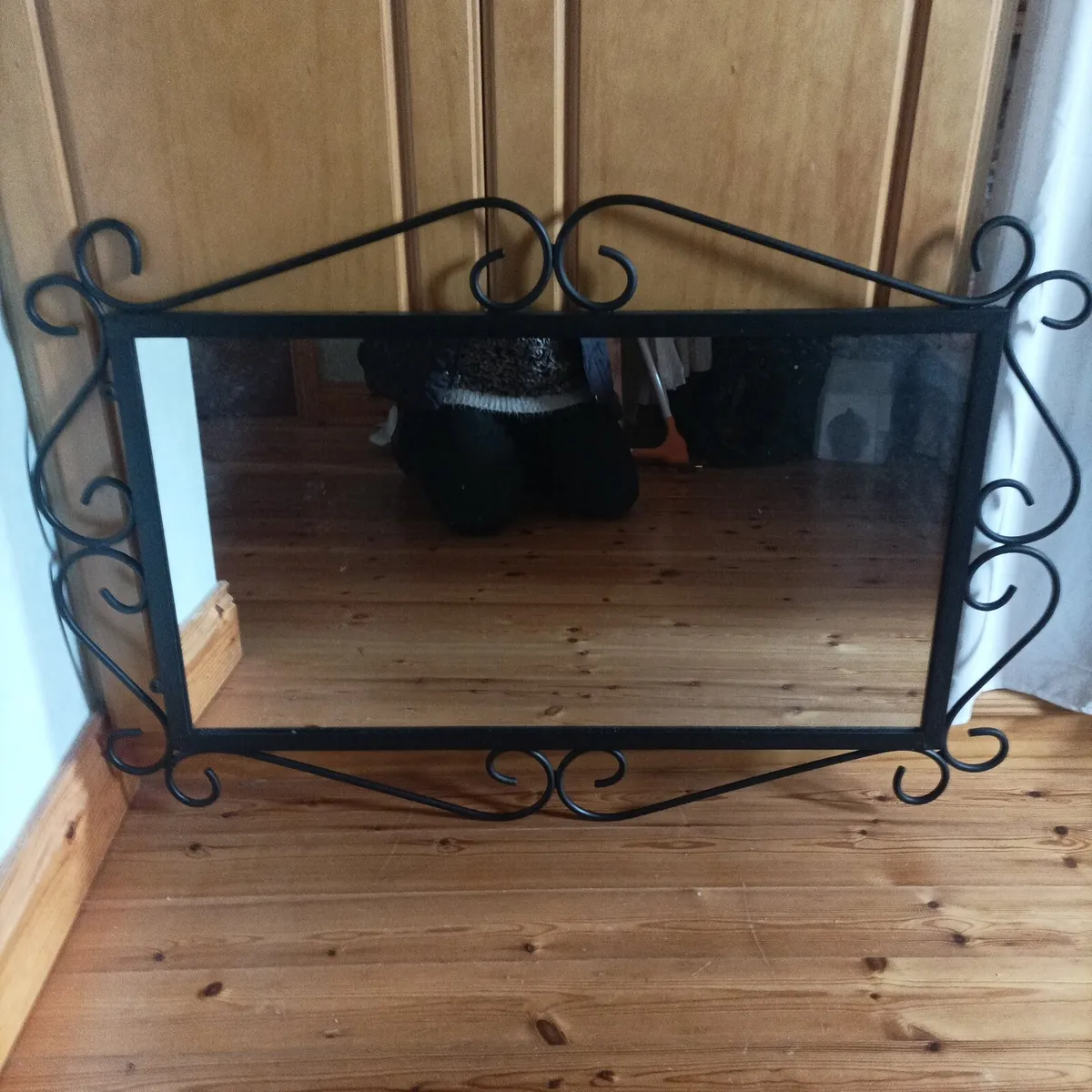 Table and mirror - Image 2