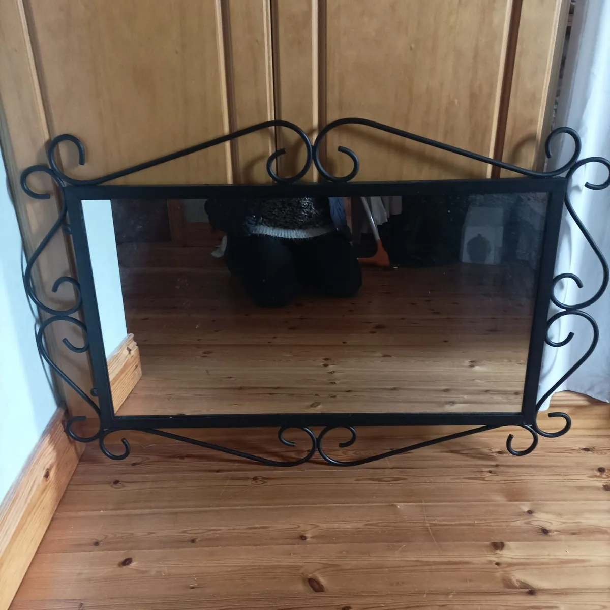 Table and mirror - Image 3