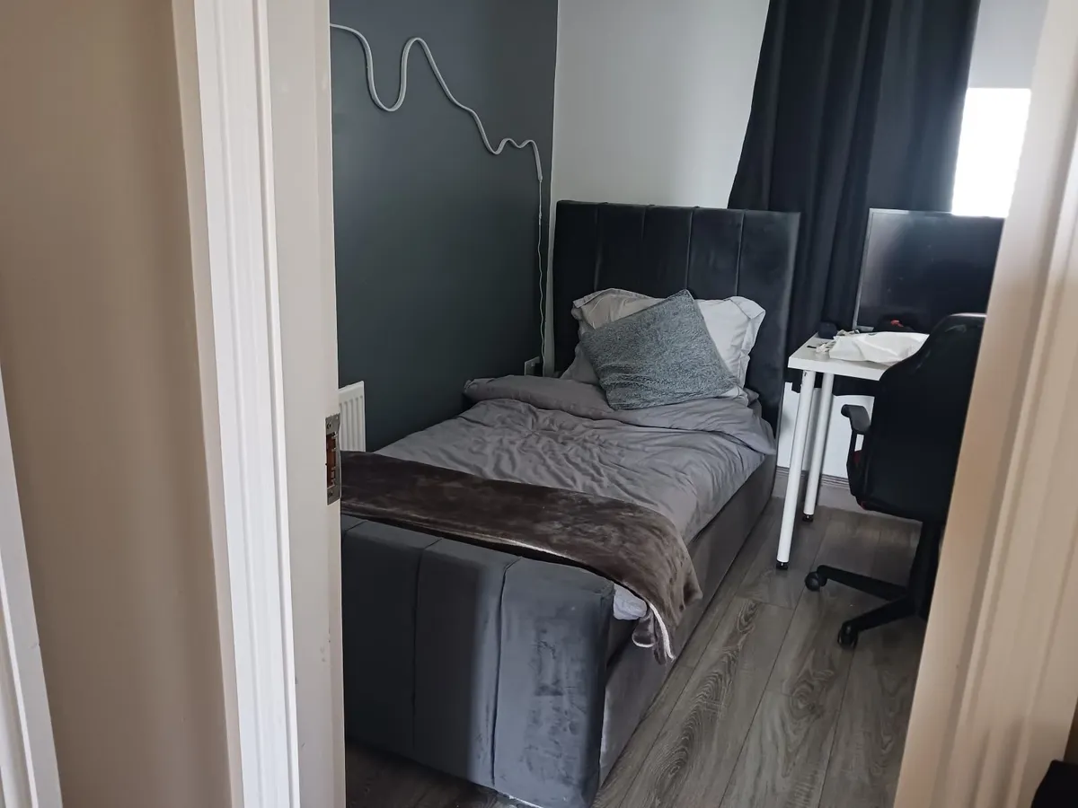 Bed - Image 1