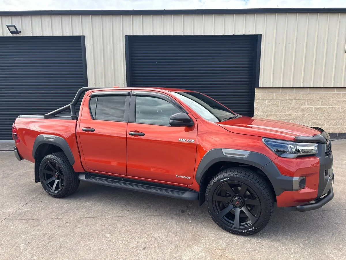 222 2022 TOYOTA HILUX 2.8 D4D INVINCIBLE X AUTO - Image 3