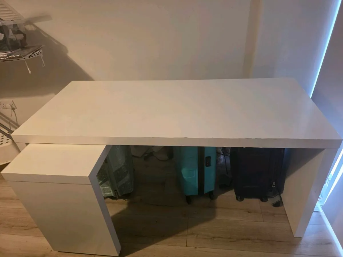 Office table - Image 1