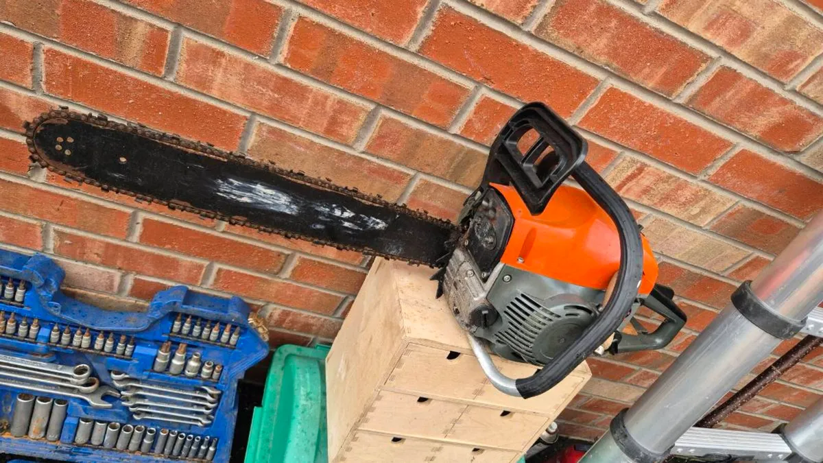 Petrol chainsaw