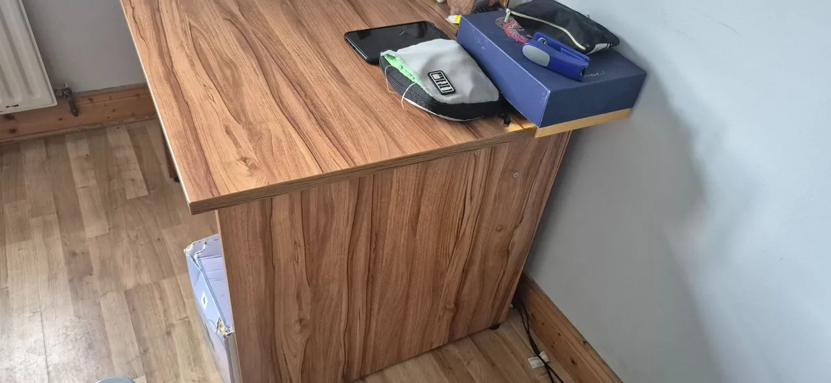 Desk to be collected - Image 4