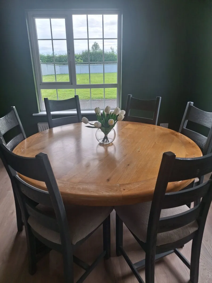 Round table and 6 chairs - Image 1
