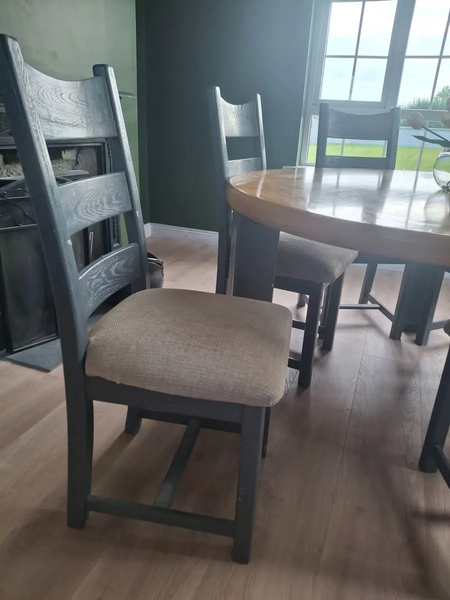 Round table and 6 chairs - Image 4