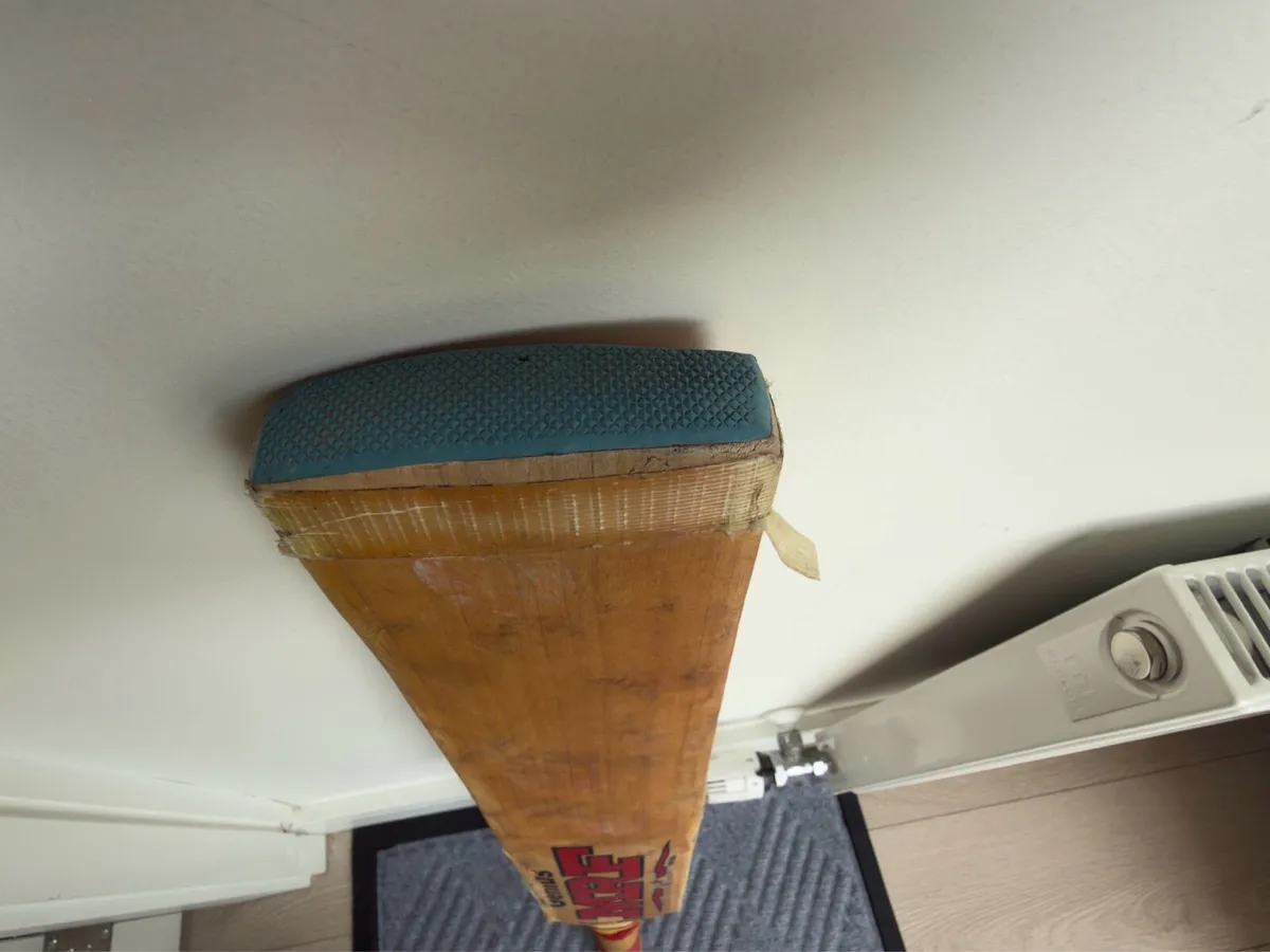 Cricket bat and helmet - Image 3