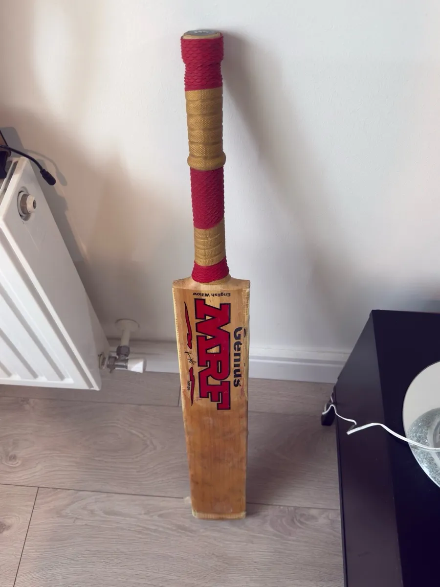 Cricket bat and helmet - Image 1