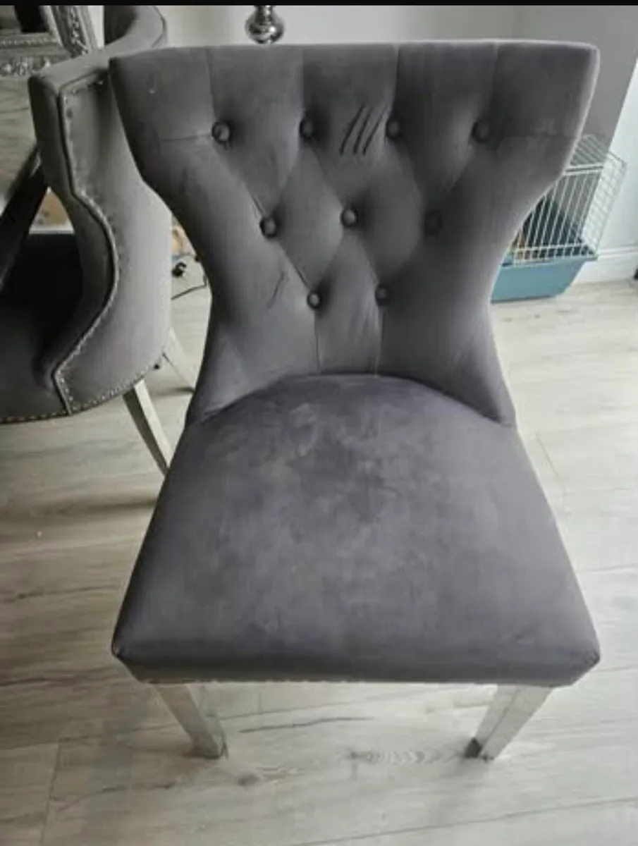 Table and Chairs - Image 3
