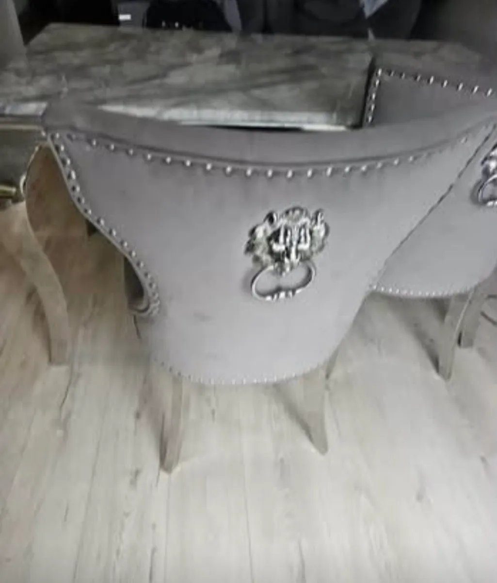 Table and Chairs - Image 2