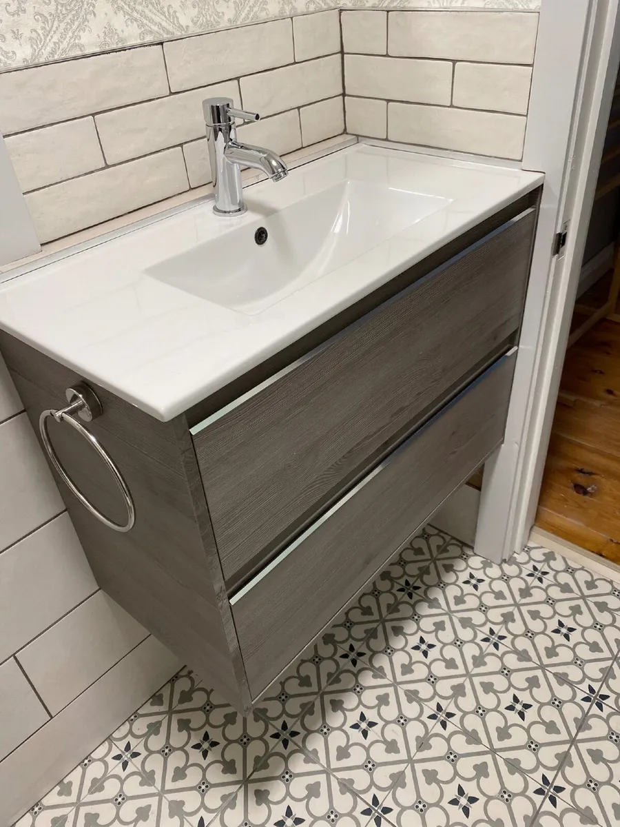Modern bath, vanity unit & toilet - Image 1