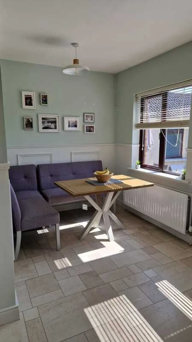 Dining table - Image 1