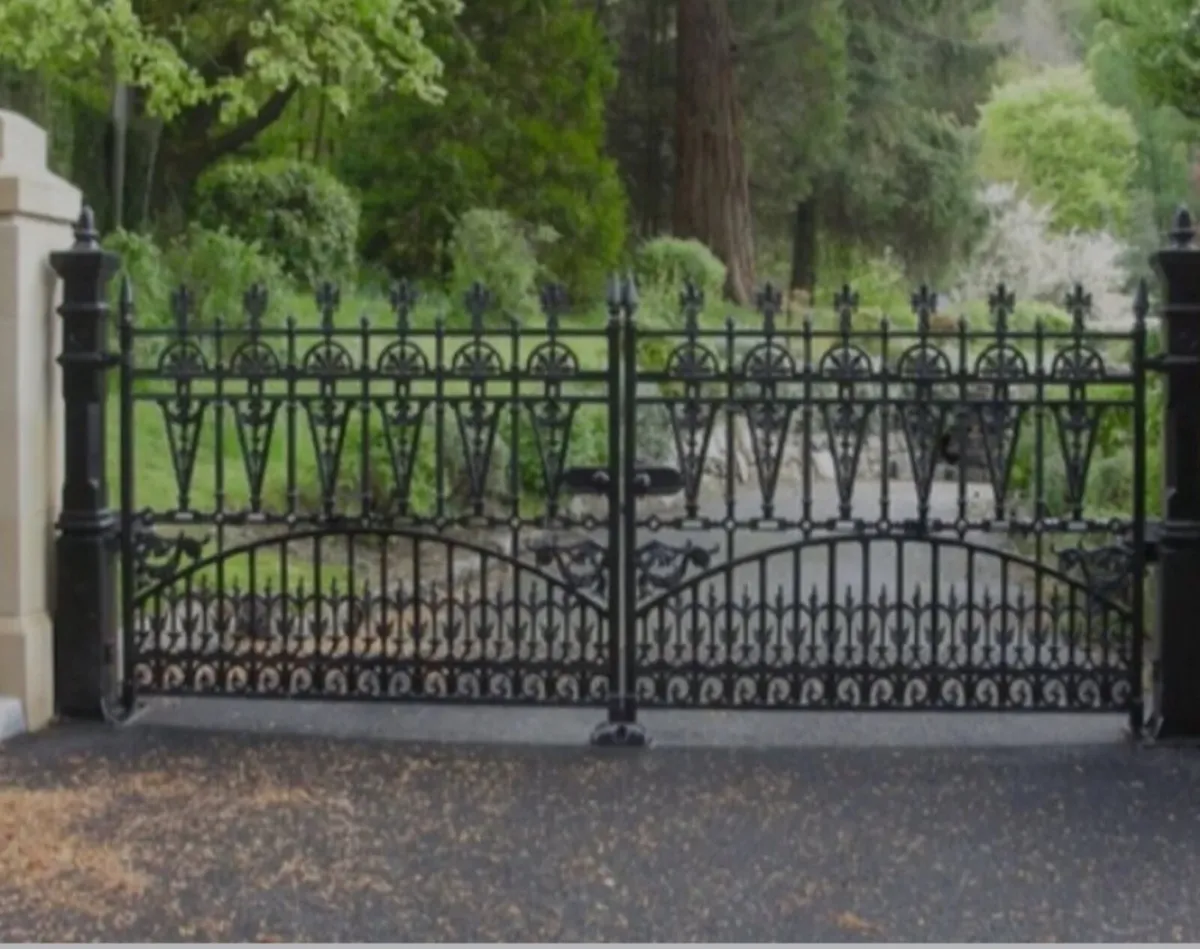Cast iron gates - Image 1