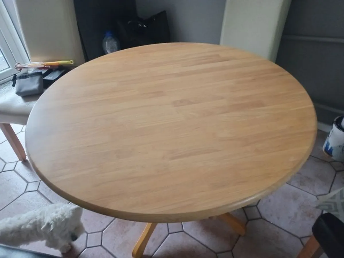 Kitchen table size 41.5 inches - Image 1