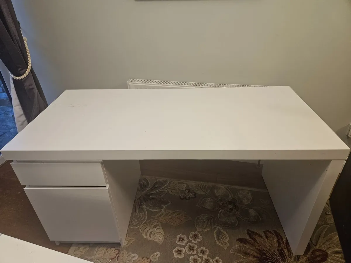 Study desk - Image 1