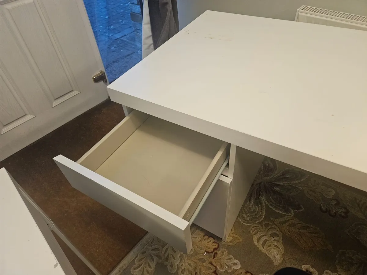Study desk - Image 2