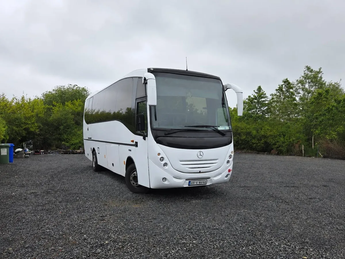 05 Mercedes Unvi Touring x41seater - Image 1