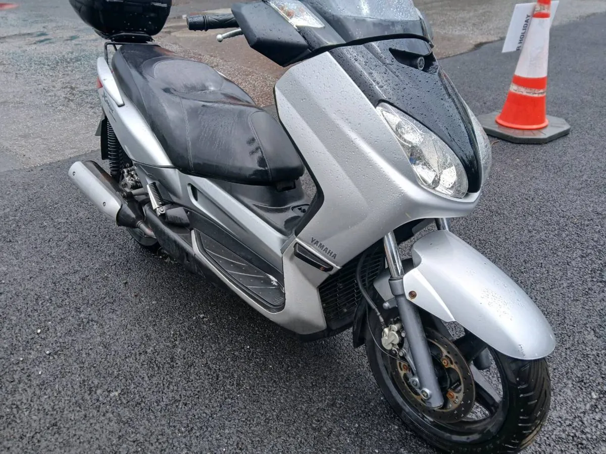 Yamaha X Max 250 - Image 1