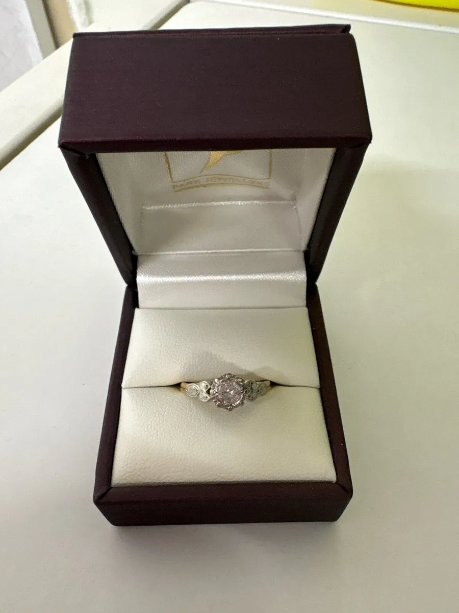 18ct gold ring - Image 1