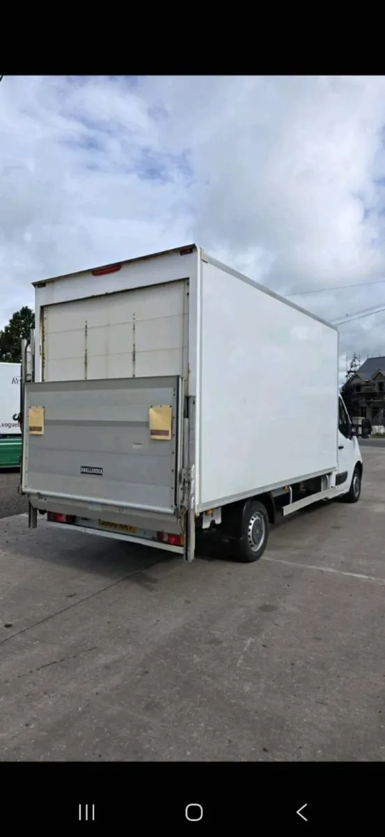 Renault box van with taillift - Image 1